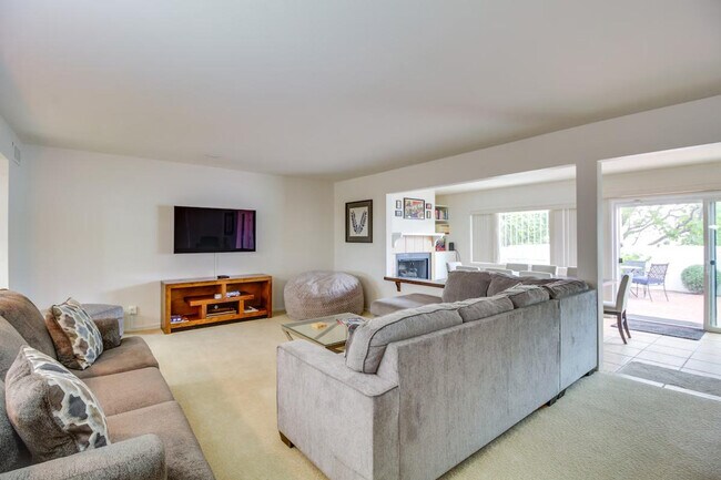 Building Photo - 5026 N Crestridge Dr