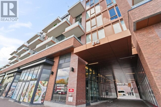 Photo du bâtiment - 215 Lakeshore Rd W