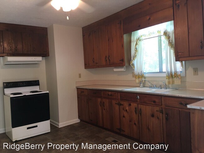 Building Photo - 3 br, 1 bath House - 2 Van Tassel Dr.