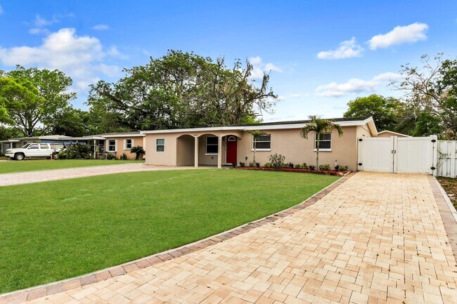 Building Photo - 4225 N Sandalwood Cir