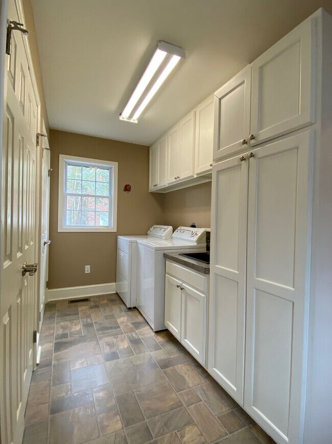 Building Photo - Amazing, 3 Bedroom home right off August R...