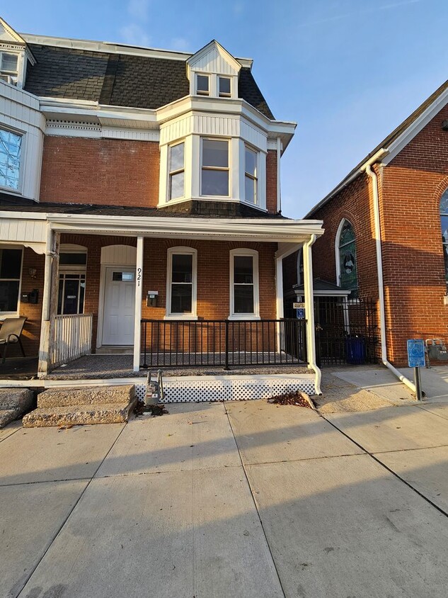 Foto principal - 921 W Poplar St