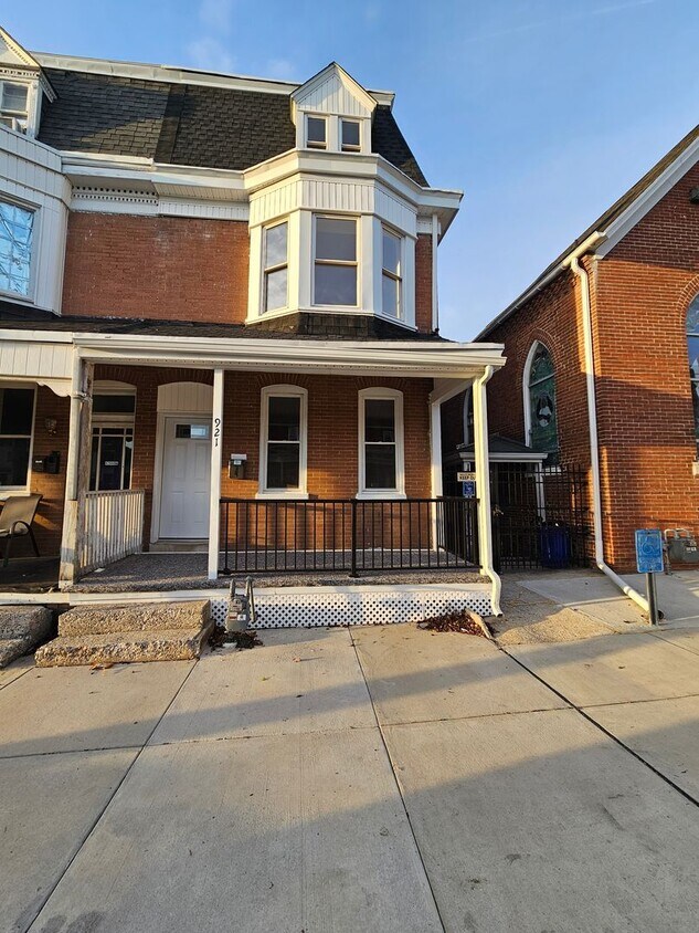 Primary Photo - 921 W Poplar St