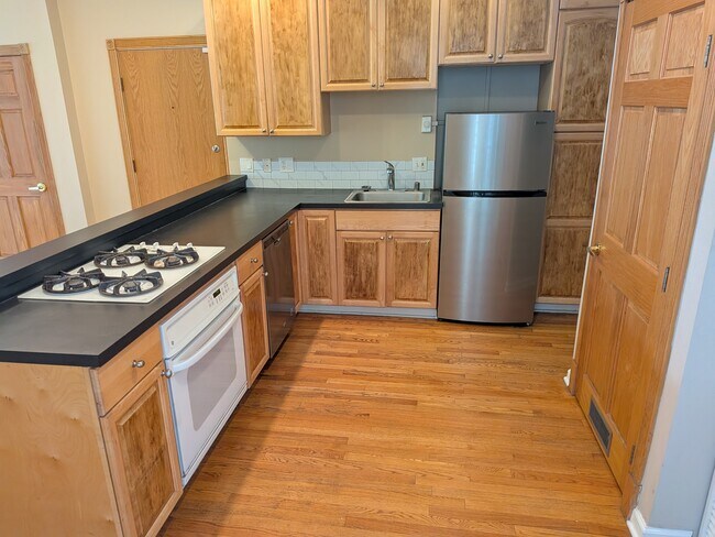 Cocina - 1912 W Chase Ave