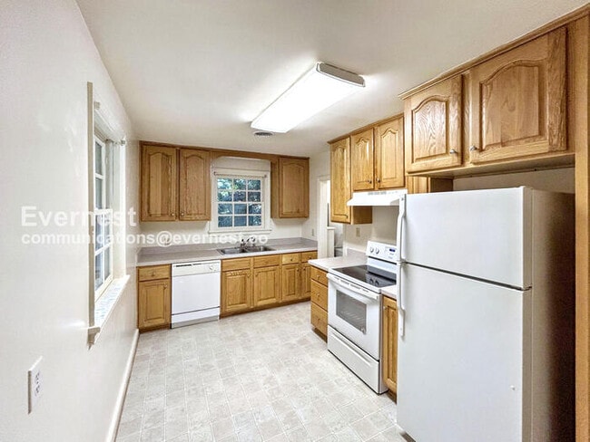 Building Photo - 508 Newport Ave