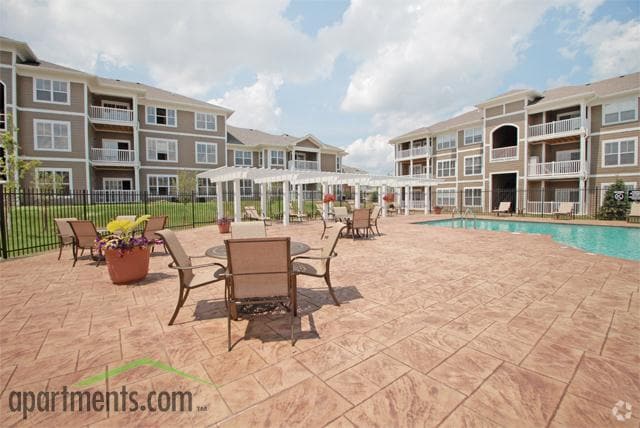 Building Photo - OAK CROSSING