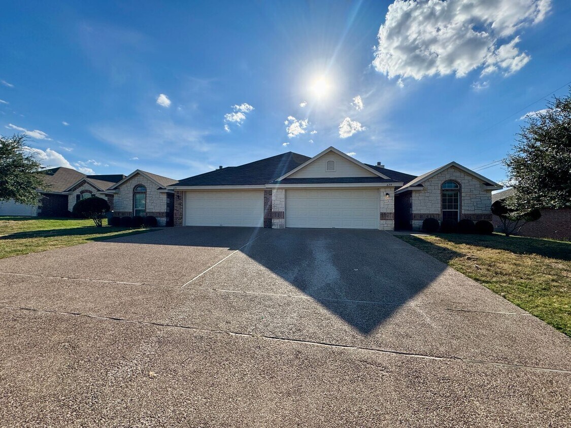 Primary Photo - 3BR / 2BA Duplex in Hewitt, Texas | Midway...