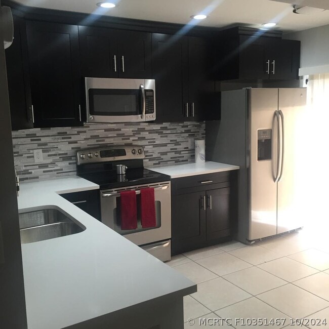 Building Photo - 3343 Carambola Cir S