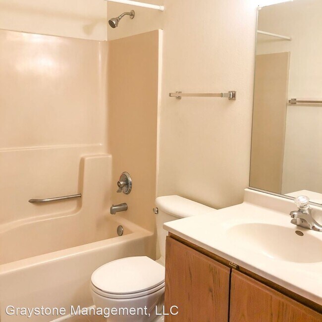 Building Photo - 919 Briar Ln