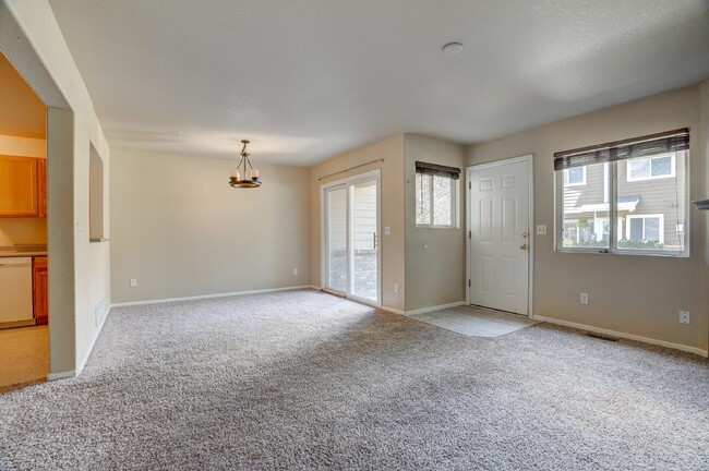 Building Photo - $1,895 - 2 bed/2.5 bath Townhome with new ...
