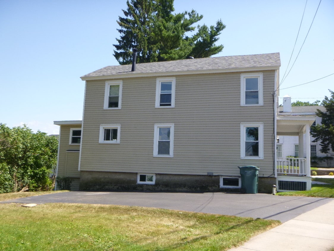 Building Photo - 5 Montcalm St