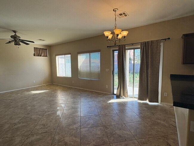 Foto del edificio - SPACIOUS 2,314 SQUARE FT Home