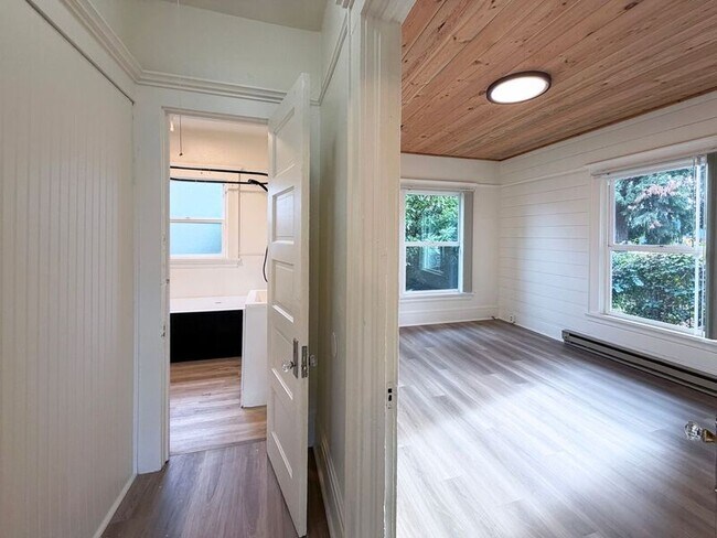 Building Photo - 577 Madison St