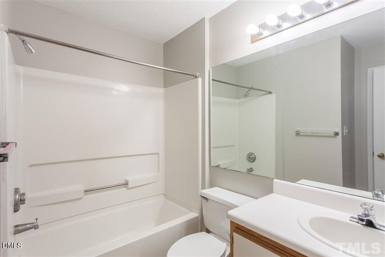 Foto del edificio - 4 Bed 4 Bath Condo Available for Late July Move in! Washer/Dryer Included! Parking included!