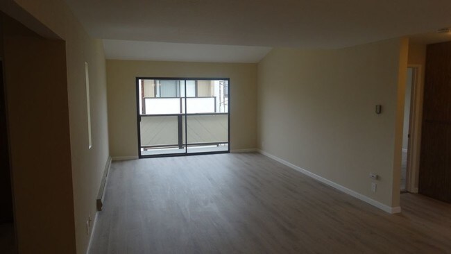 Building Photo - Top Floor One Bedroom