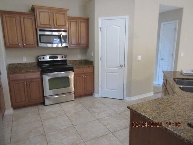Building Photo - Spacious Home in Navarre!