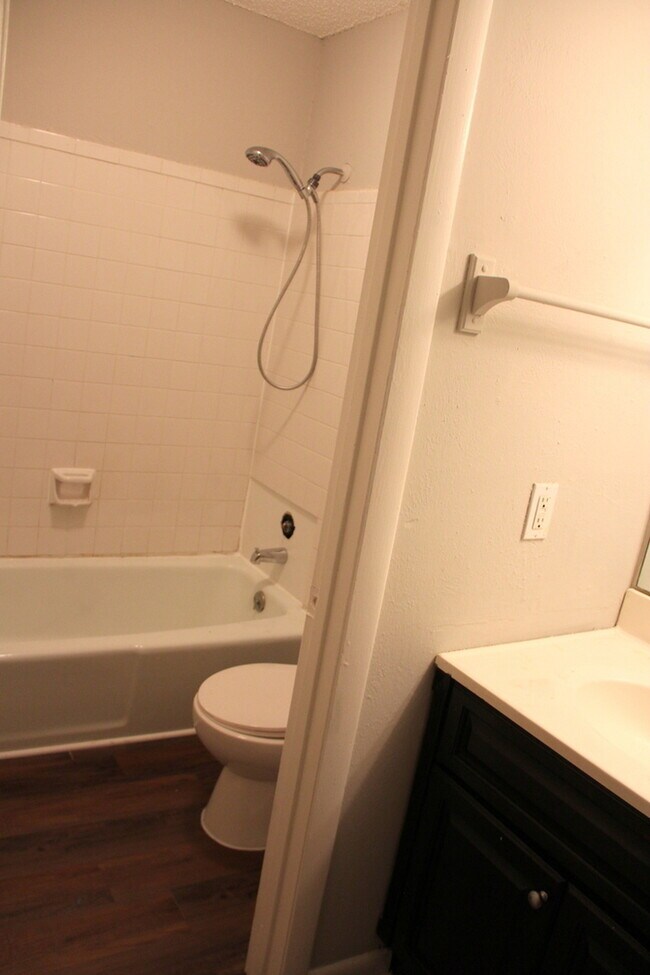 Building Photo - 1 Bed/ 1 Bath Condo! Harding / Southern Hills Area! Pets ok!