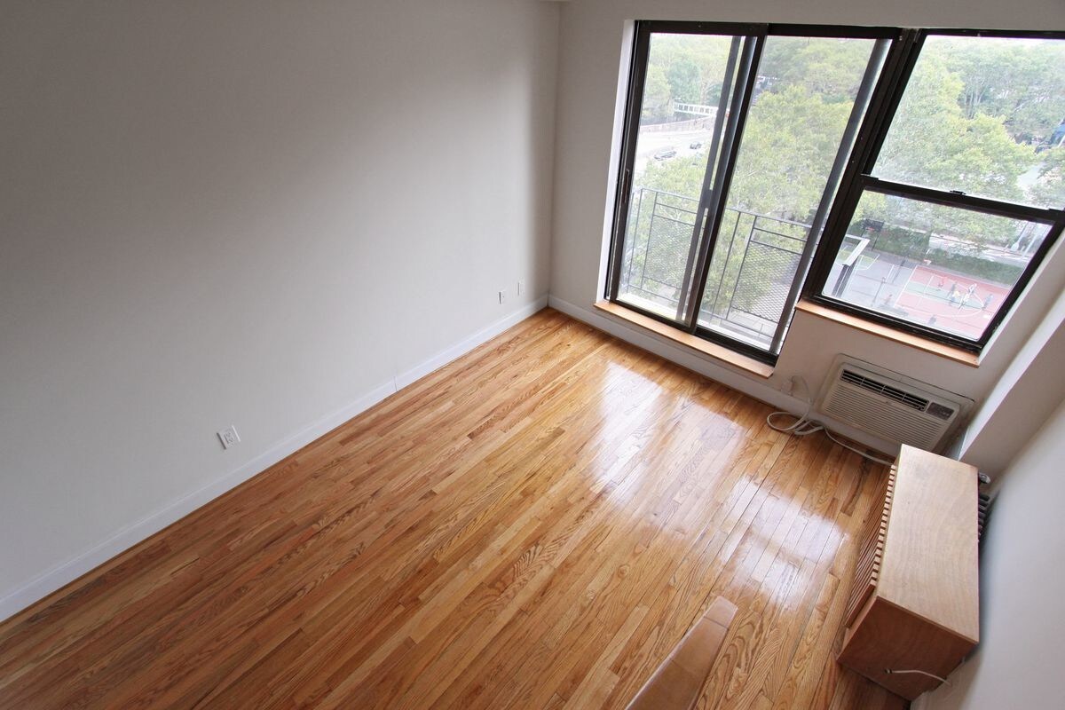 Primary Photo - 1 bed duplex No Fee