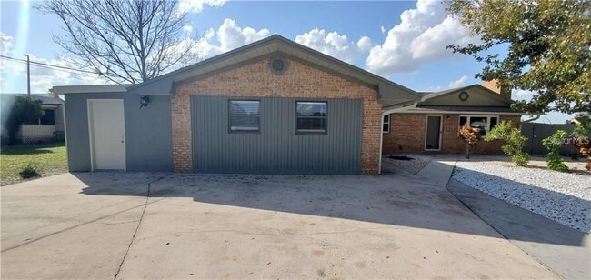 Building Photo - 1420 Simmons Rd