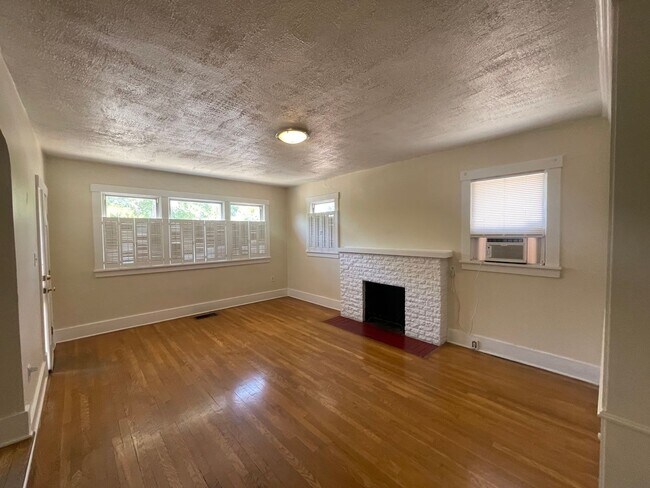Building Photo - 450 Sycamore St NE