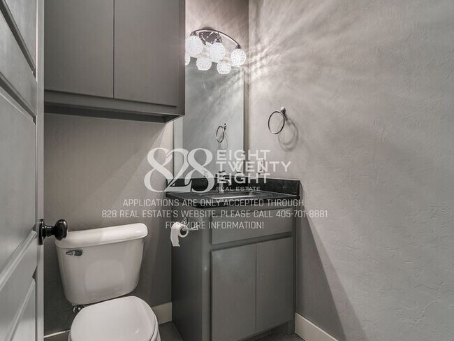 Building Photo - *AVAILABLE NOW!* Urban chic 3 bed/2.5 bath Townhome in West Norman!