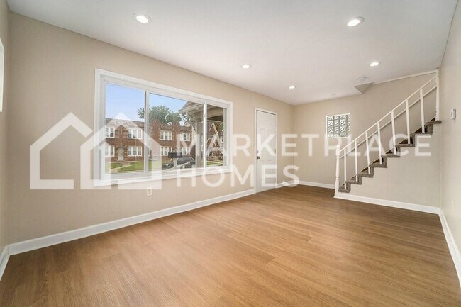 Building Photo - 14732 Woodmont Ave