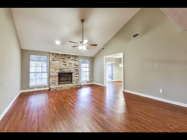 Building Photo - 10466 Emnora Ln