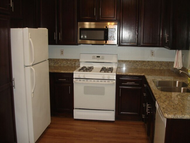 Foto del edificio - LEASE PENDING! 2 Bedroom Home in Valencia!