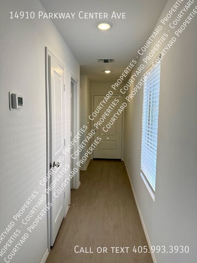 Foto del edificio - 14910 Parkway Center Ave