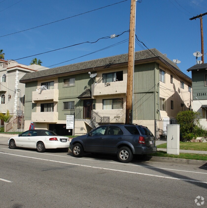 pole obstruction. This is the best poss. shot. - 12207 Chandler Blvd