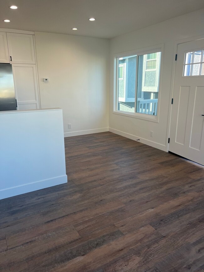 Building Photo - 1605-1/2 Blossom Lane