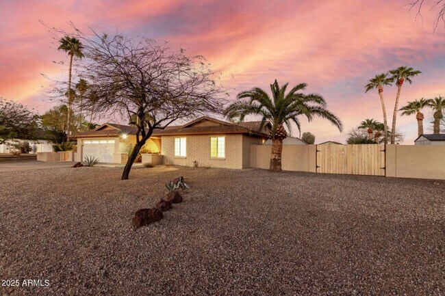 Foto del edificio - Spacious 5-Bedroom Home in the Heart of Sc...