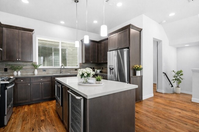 Building Photo - 1007 W 17th St