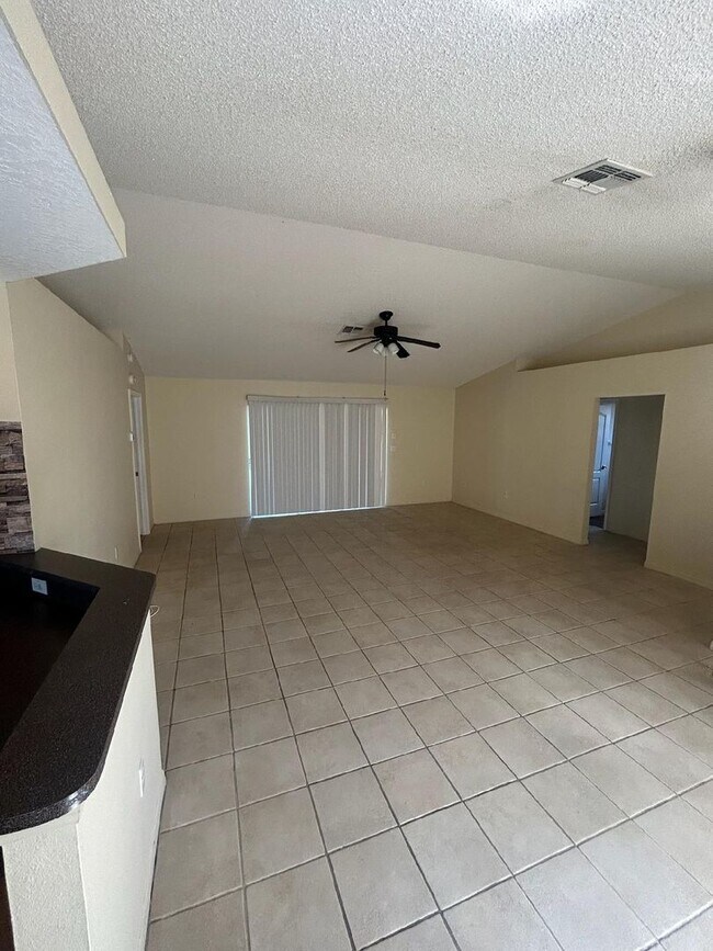 Foto del edificio - THREE BED TWO BATH TWO CAR GARAGE.