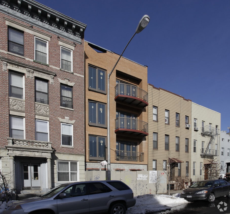 Building Photo - 105 Java St