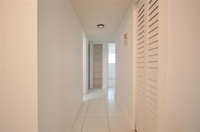 Foto del edificio - 9499 W McNab Rd