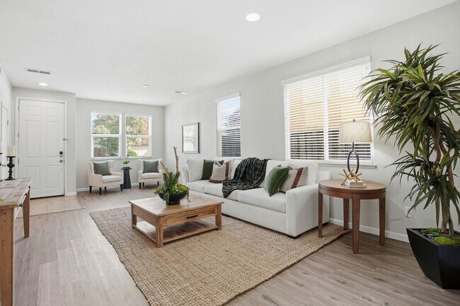Foto del edificio - SPACIOUS & CLEAN 2 STORY, 4 BEDROOM, 2.5 BATH IN NATOMAS