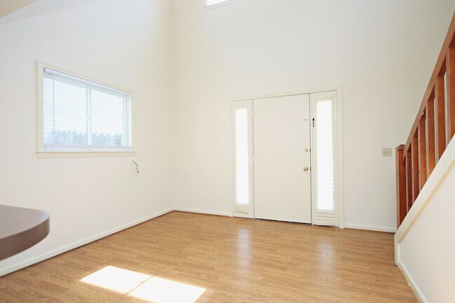Building Photo - Student-Friendly Home, Minutes From The Da...