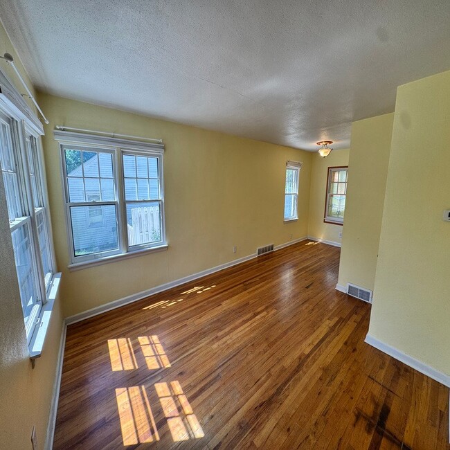 Building Photo - 618 45th St