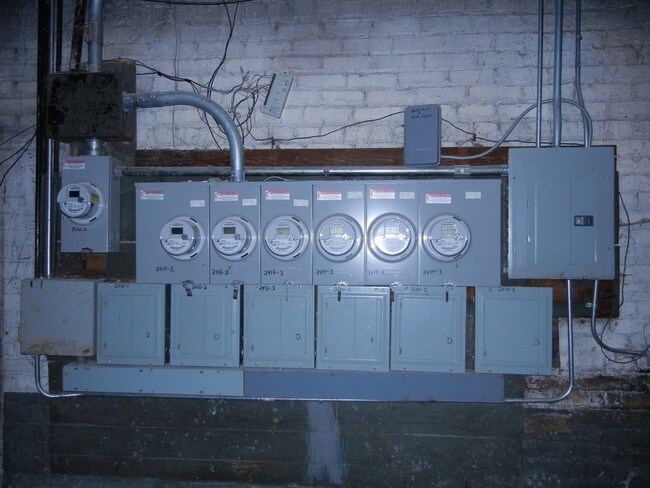 Building Photo - 7756-7758 S Phillips Ave