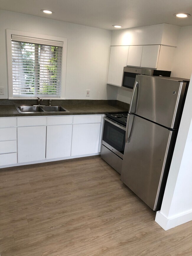 Kitchen - 302 6th Ave