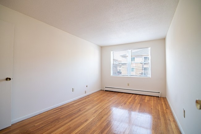 Foto del edificio - Edgewood Gardens Embassy and Wilder Ridge Apartments