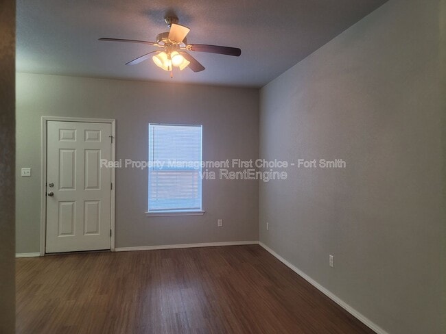 Foto del edificio - 2108 Ingalls Ln