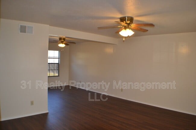 Building Photo - 1515 Bandera Dr