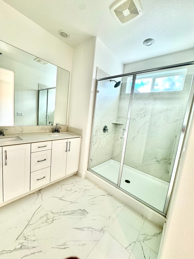 Baño principal. Ducha a ras de suelo con azulejos de alta calidad. - 14350 Savannah Ct