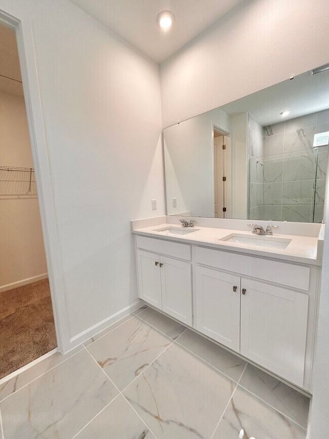 Building Photo - Thoughtfully Designed 4/3 Home with Premium Upgrades and 2 Car Garage! Available Now!