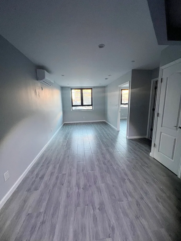 Foto del edificio - 7302 Woodside Ave