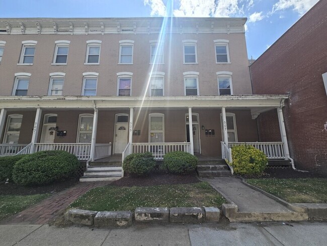 Building Photo - 501 W Grace St