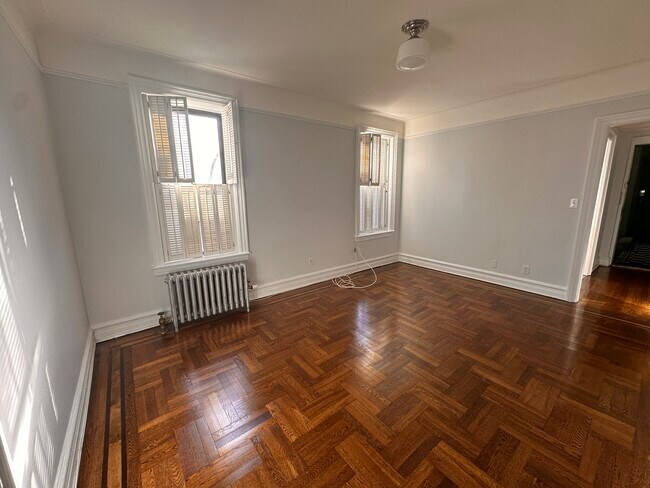 Foto del edificio - 323 Marine Ave