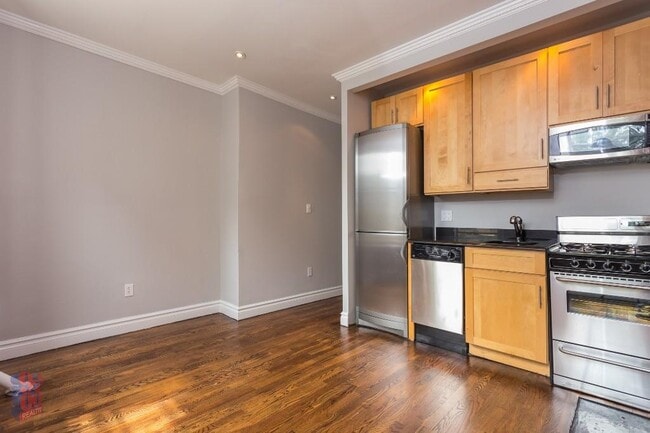 Building Photo - 252 Mott St